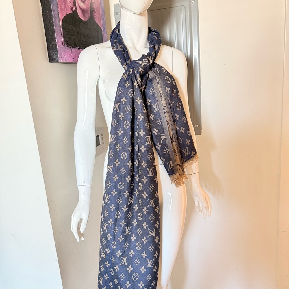 Louis Vuitton Blue Silk Monogram Wrap - Picture 2 of 3